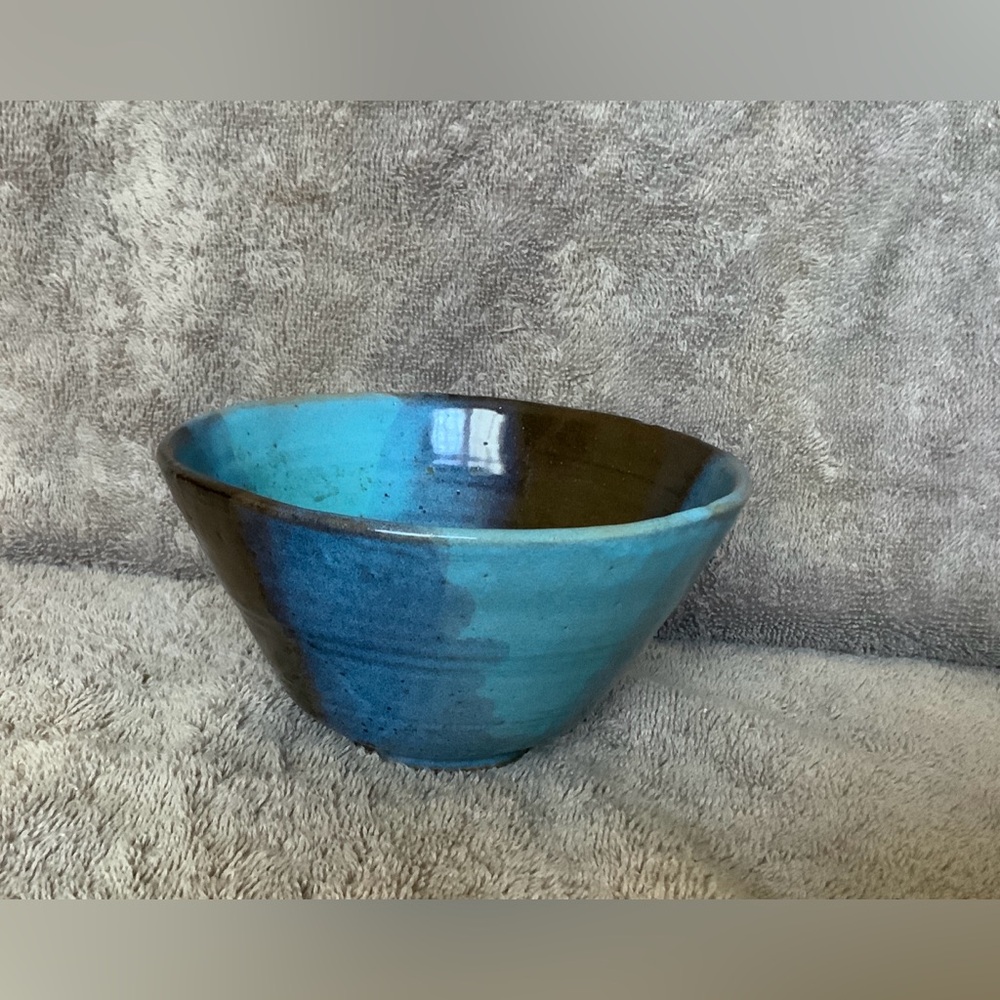 REGIONAL ARTIST HAND THROWN SMALL CERAMIC BOWL.
